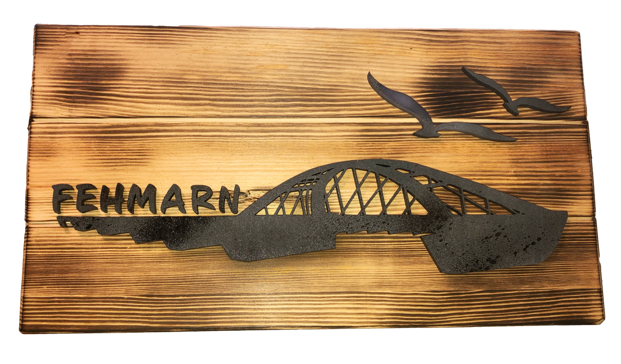 Fehmarn Holzschild aus heimischen Hölzern geflammt gebürstet mit lasergeschnittenem Motiv der Fehmarnsundbrücke